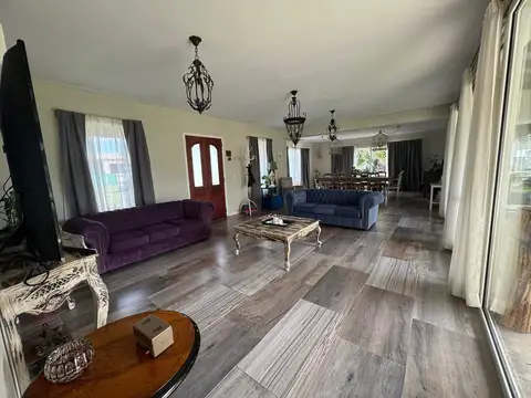 Casa en Venta con 2 cocheras