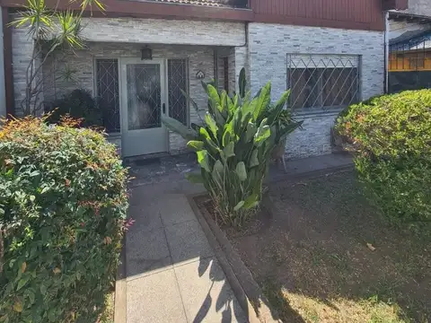 CASA TIPO PH DE TRES AMBIENTES