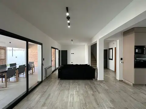 Casa 7 ambientes con 3 baños