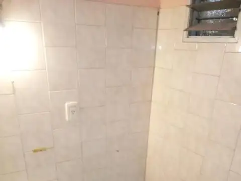Local al Frente. Vidriado. Echesortu. Baño