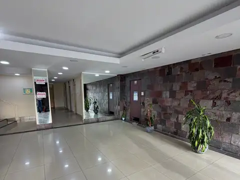 Monoambiente con cocina independiente, balcón y vista abierta piso 13