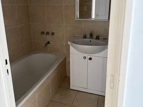 Monoambiente con cocina independiente, balcón y vista abierta piso 13