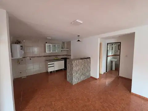 Casa 4 ambientes con 1 baño