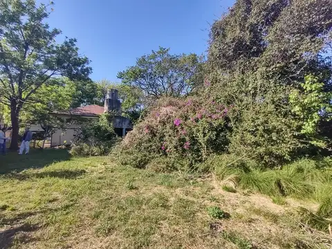 Chalet tipo alemán a reciclar sobre gran lote – Zona RB