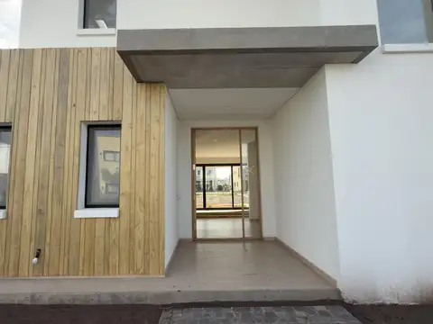 Casa en Laguna Grande VENTA Sobre Lote Interno 4 Dormitorios