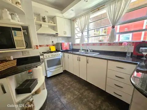 VENTA CASA 3 AMBIENTES, VILLA URQUIZA, COCHERA, JARDIN Y DEPENDENCIA DE SERVICIO.