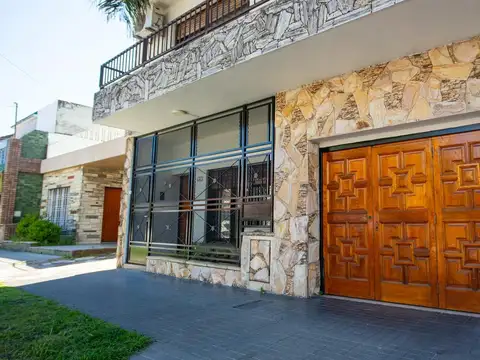 Bayle al 900, Villa Sarmiento