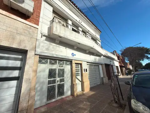 Casa 8 ambientes con 3 baños