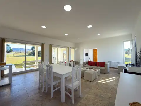 Casa en Alquiler con 2 cocheras