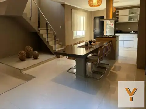 Casa en venta - 5 Dormitorios 4 Baños - Cochera - 1.645Mts2 - Lobos