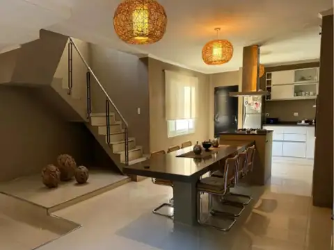 Casa en venta - 5 Dormitorios 4 Baños - Cochera - 1.645Mts2 - Lobos