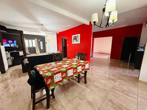 Casa 8 ambientes con 2 baños