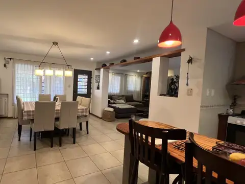 Casa 5 ambientes con 3 baños