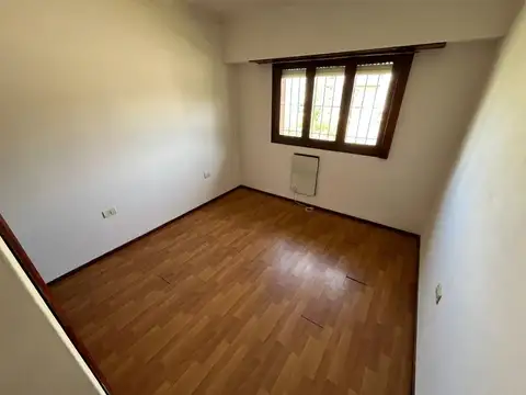 Casa en Alquiler con 2 cocheras