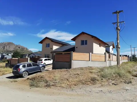 Excelente y moderno dúplex de tres ambientes, en dos plantas, con cochera y patio/jardín libre.