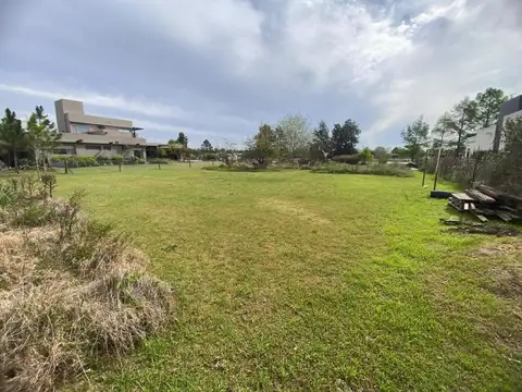 TERRENO EN VENTA EN PUERTO ROLDAN MAS DE 1500M2 SOBRE LAGO