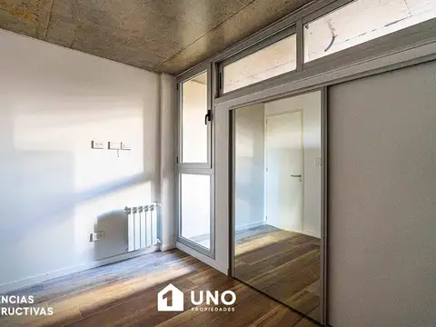 Montevideo y Juan Manuel de Rosas - Amplio Dpto de 1 Dormitorio Externo.