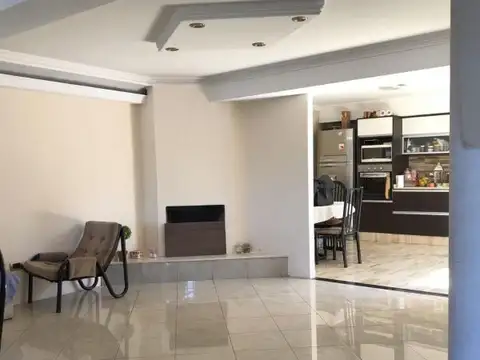 GRAN CASA 5 AMBIENTES CON PATIO ESCUCHA OFERTA