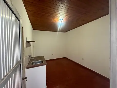 Se alquila monoambiente en reconquista