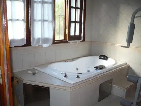 Venta de Casa 4 Amb. parque y pileta. Parque Leloir, Ituzaingo.