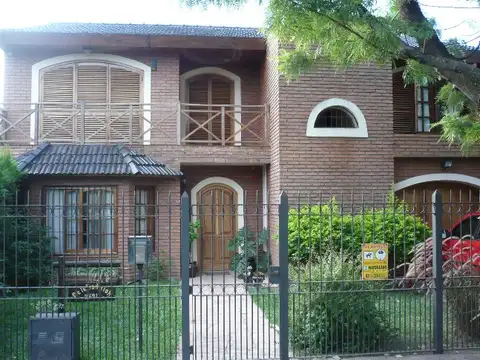 Venta de Casa 4 Amb. parque y pileta. Parque Leloir, Ituzaingo.
