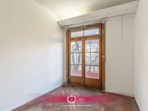 Venta departamento 3 ambientes 54M² con balcón al frente en Flores un piso por escaleras