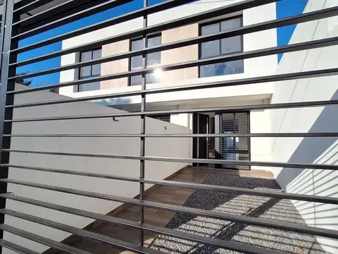 Confortable dúplex a estrenar con ubicación en barrio residencial de Castelar Sur. (GD-125)