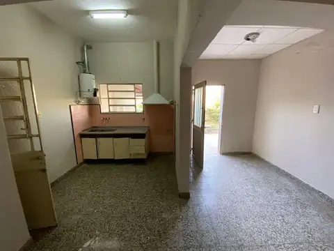 Casa 6 ambientes con 2 baños