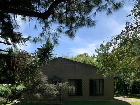 CASA DOS DORMITORIOS EN VENTA VILLA ELISA C/PILETA