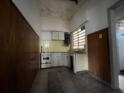 PH en excelente ubicación, R. de Escalada, Lanus