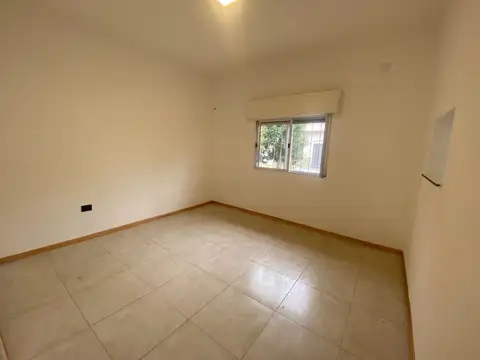 Depto Tipo Casa en Alquiler en Caseros, $ 650.000