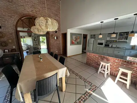 Casa en Alquiler con 2 cocheras