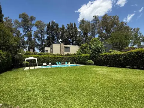 Casa en Alquiler con 1 cochera