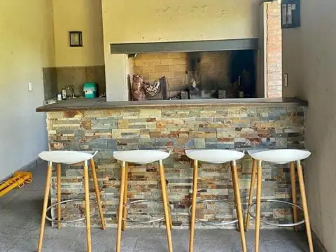 Casa en Alquiler con 2 cocheras