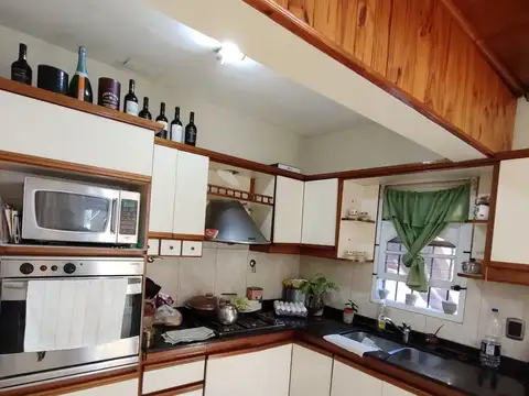 Casa 4 ambientes con 2 baños