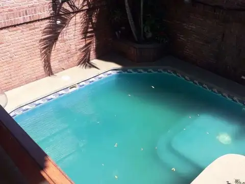 VENDO IMPONENTE CASA CÉNTRICA, POSADAS.