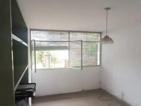 Apartamento en Montecaseros y Avenida San Martin 