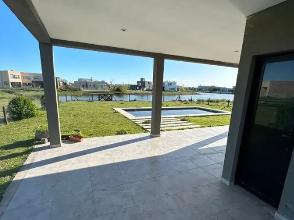 Casa - 250  m² Cubierta | 4 dormitorios | A Estrenar | 5 baños | 5 ambientes | 700  m² Terreno