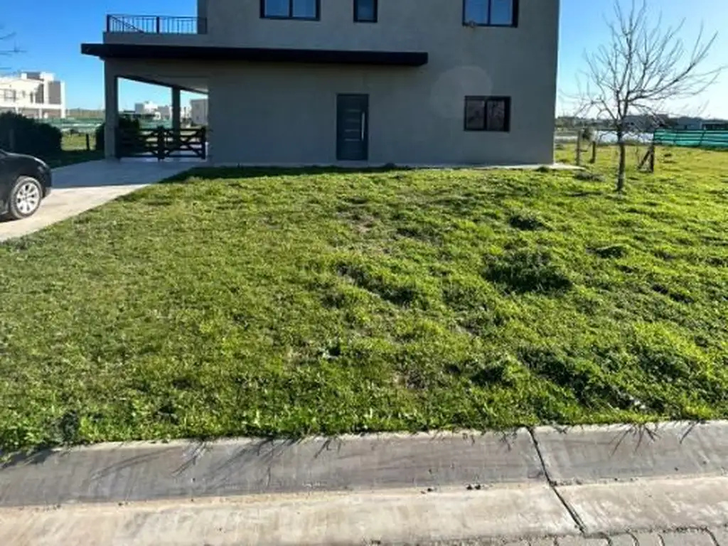 Casa en Venta - 4 dormitorios - USD 298.000