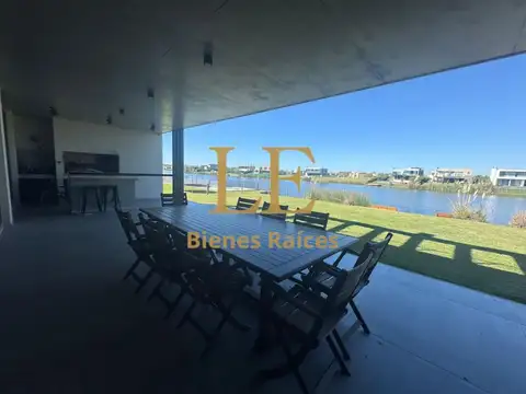 Casa en Venta con 3 cocheras