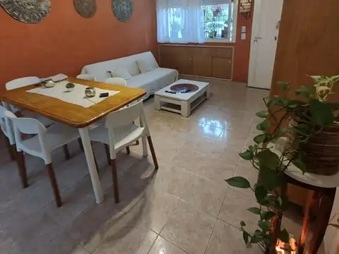 TIPO CASA ENTRADA INDEPEND 3 AMBIENTES PATIO CUBIERTO