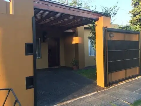 Casa  en Venta ubicado en Castelar, Morón, G.B.A. Zona Oeste - AMA0108_LP545177_8