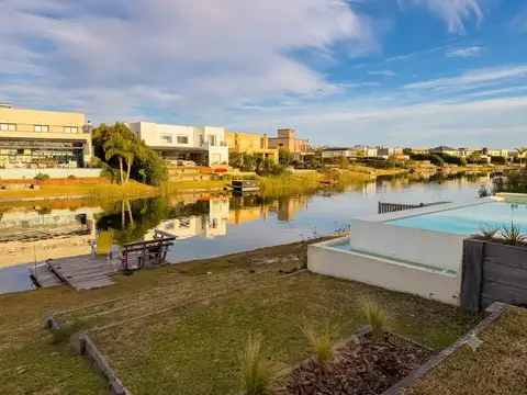Casa en Venta a la Laguna en Ceibos - Puertos del Lago
