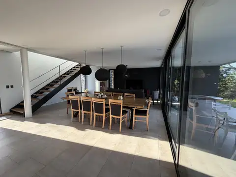 Casa en Venta con 3 cocheras