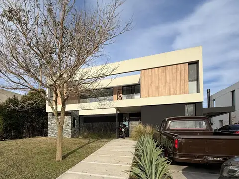 Casa en Venta a la Laguna en Ceibos - Puertos del Lago