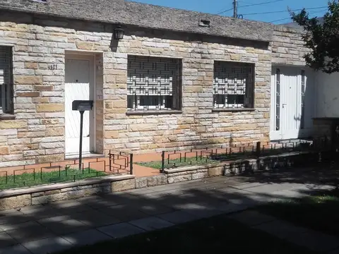 Casa muy buen estado, Castelar Sur de 3 dormitorios, a 12 cuadras estación.