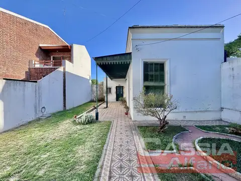 CASA CORTE ANTIGUO RECICLADA LOTE PROPIO JARDIN AL FTE. FONDO LIBRE Y 3 DORMITORIOS