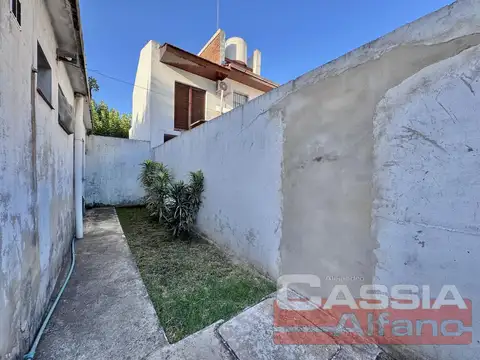 CASA CORTE ANTIGUO RECICLADA LOTE PROPIO JARDIN AL FTE. FONDO LIBRE Y 3 DORMITORIOS