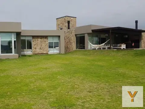 Casa en venta - 5 Dormitorios 4 Baños - Cocheras - 1.400Mts2 - Puerto del Águila, Córdoba