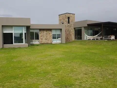 Casa en venta - 5 Dormitorios 4 Baños - Cocheras - 1.400Mts2 - Puerto del Águila, Córdoba